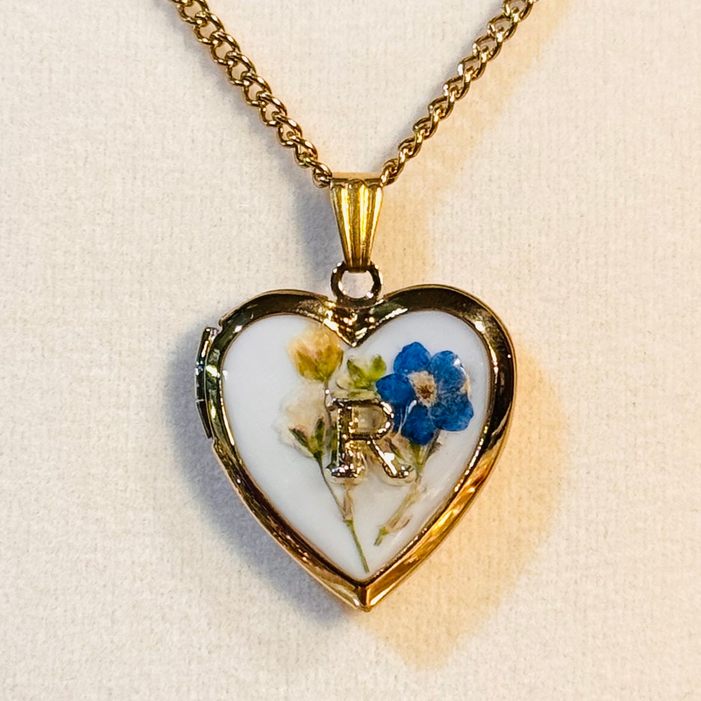 initial lockets ( gold version )