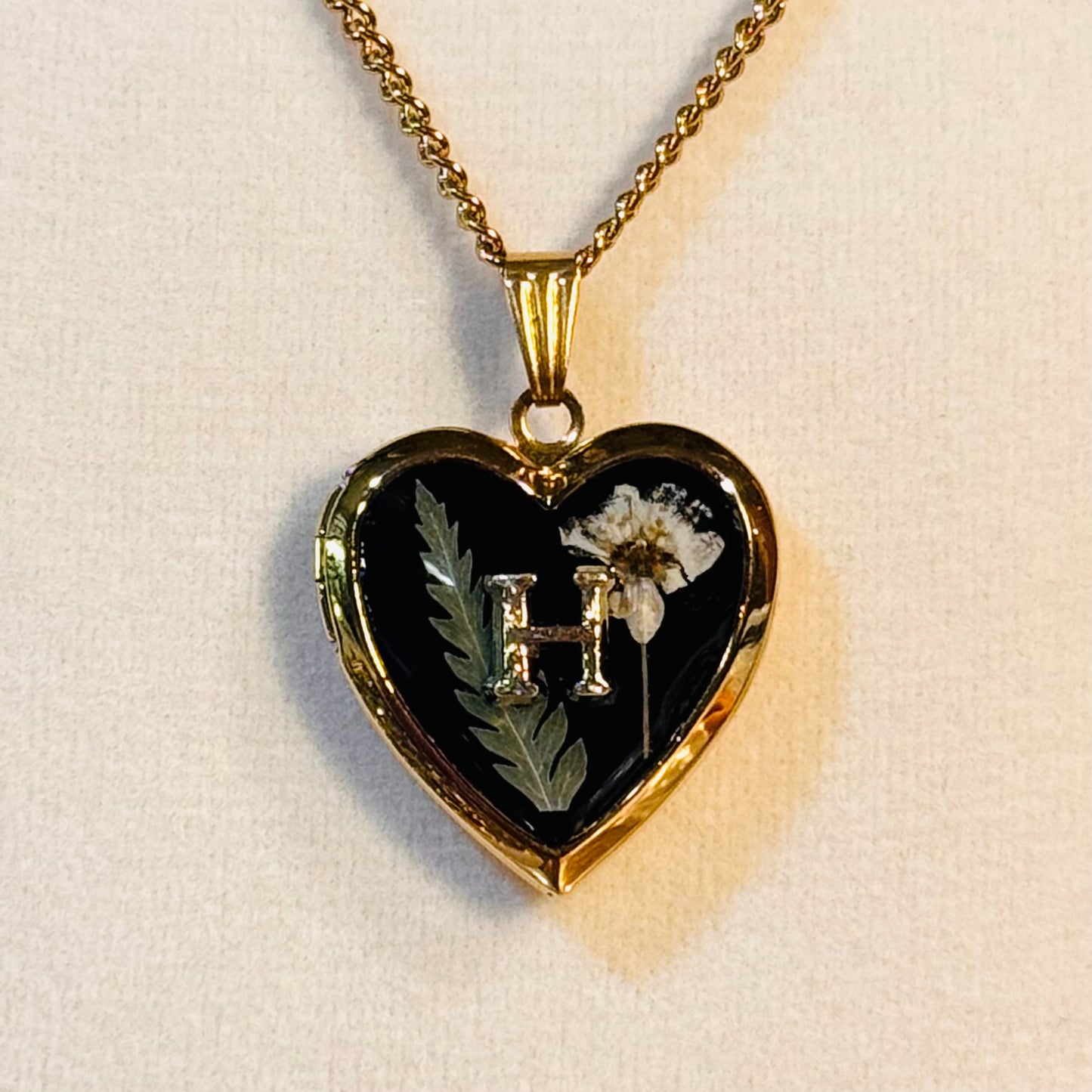 initial lockets ( gold version )